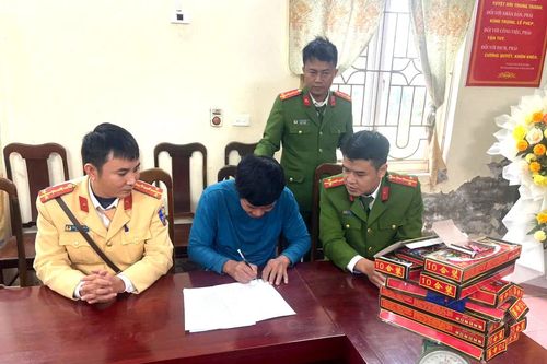 Nhặt được túi pháo ven đường, người dân đến cơ quan Công an giao nộp