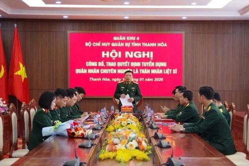 Trao Quyết định tuyển dụng cho thân nhân liệt sĩ