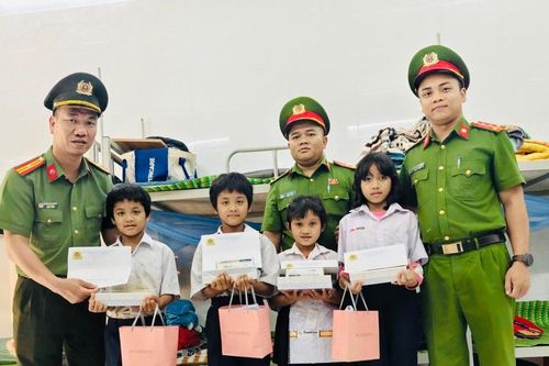 Tiếp sức học sinh miền núi đến trường