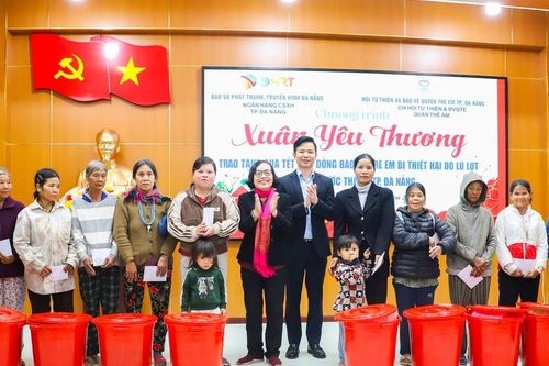 Trao 200 suất quà 'Xuân yêu thương' cho người dân xã Phước Thành