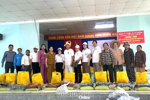 Trao 400 suất quà cho người dân xã Nam Khánh Vĩnh