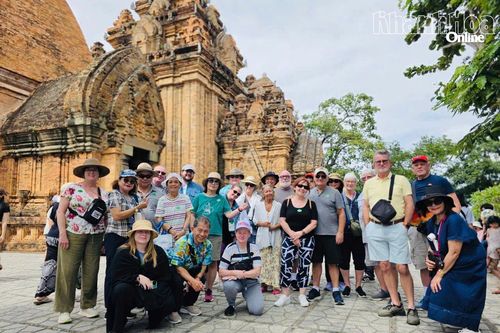 Tàu biển Diamond Princess đưa hơn 2.600 du khách quốc tế đến Khánh Hòa