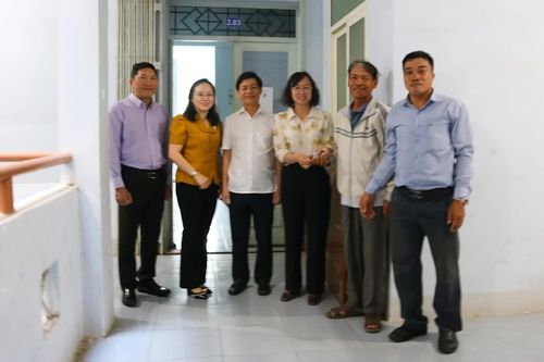 Phường Phan Rang bàn giao 2 căn nhà ở xã hội theo 'Chiến dịch Quang Trung' cho người dân bị thiệt hại do mưa lũ