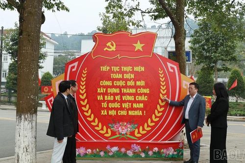 Bát Xát rực rỡ sắc cờ hoa chào mừng Đại hội đại biểu toàn quốc lần thứ XIV của Đảng