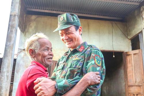 Bộ đội làm ấm lòng dân