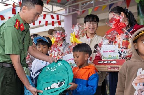 Công an tỉnh Lâm Đồng trao quà hỗ trợ học sinh và người dân xã Đam Rông 4