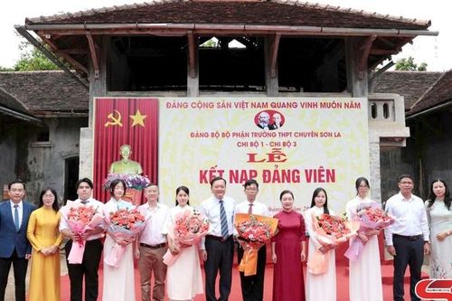 Bồi dưỡng thế hệ học sinh 'vừa hồng, vừa chuyên'