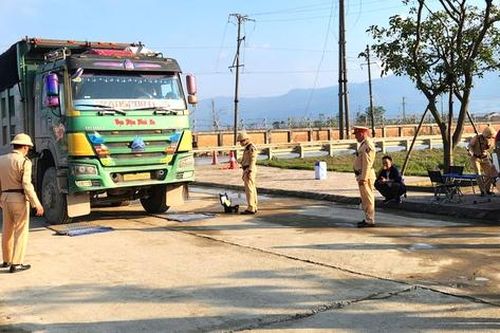 Xe chở vật liệu rơi vãi, kéo bùn đất 'bủa vây' tuyến tránh quốc lộ 1 qua Hà Tĩnh