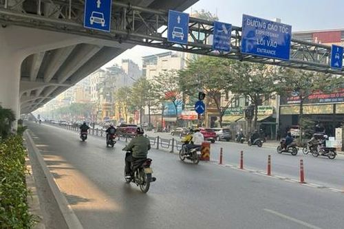 Hà Nội: Xe máy 'tranh làn' ô tô trên Phạm Văn Đồng, nguy cơ va chạm luôn rình rập
