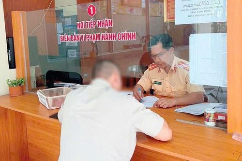 Từ phản ánh trên VNetraffic, CSGT Đồng Nai xử lý tài xế đỗ ô tô nơi có biển cấm
