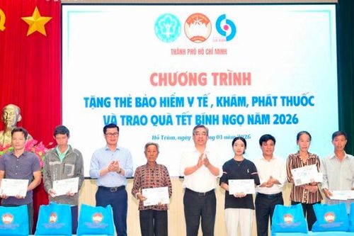 TP. Hồ Chí Minh: Trao thẻ BHYT đến người dân có hoàn cảnh khó khăn tại xã Hồ Tràm