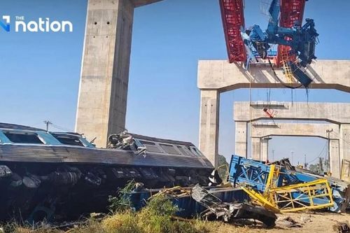 Cần cẩu rơi trúng tàu hỏa tại Thái Lan, hơn 20 người chết