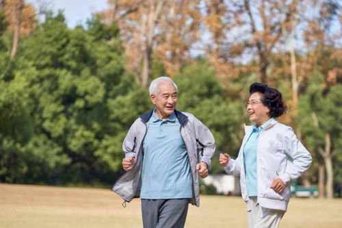 Người cao tuổi đi bộ có tốt không, bao nhiêu là vừa?