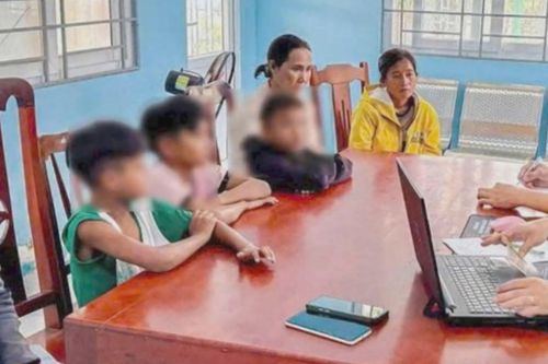 Cứu trẻ chơi đùa nguy hiểm trên cao tốc Cam Lâm-Vĩnh Hảo
