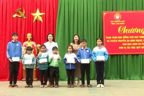 Trao 110 suất học bổng kết hợp tuyên truyền an ninh mạng cho học sinh 11 xã Lâm Đồng