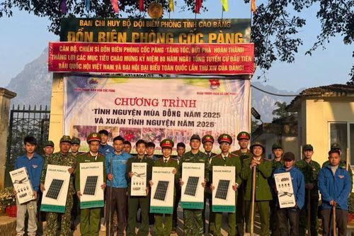 Lắp đặt 40 đèn năng lượng mặt trời tại xã Cốc Pàng
