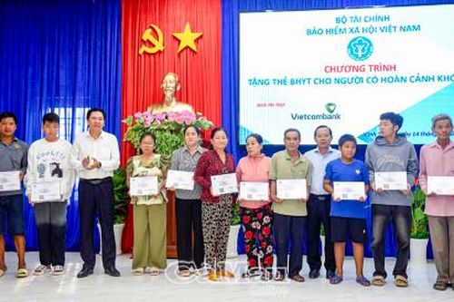 Trao tặng 300 thẻ bảo hiểm y tế, mang Xuân đến với người dân xã Vĩnh Thanh