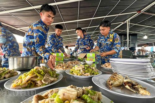 Giữ lửa bếp tàu giữa trùng khơi