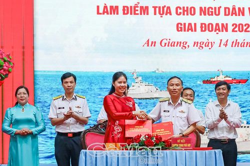 Vùng 5 Hải quân và các địa phương xây dựng 'thế trận lòng dân' vững chắc trên biển