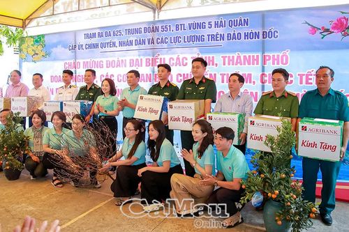 Mang hơi ấm đất liền đến đảo Hòn Đốc