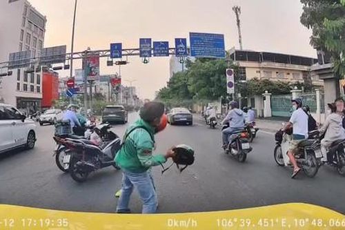 Công an làm việc với 2 người đàn ông cầm mũ bảo hiểm đánh nhau náo loạn trên đường