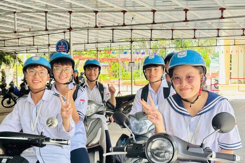 'Top 10 học sinh dậy từ bình minh' gây sốt mạng xã hội