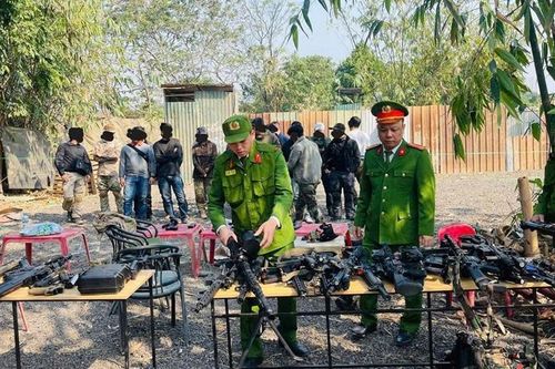Sử dụng dụng cụ giống súng chơi 'đánh trận giả', nhóm thanh niên bị xử lý