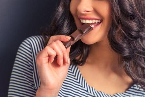 Lý do dâu tây và sô cô la đen là món ăn nhẹ lý tưởng giảm đau ngày 'đèn đỏ'