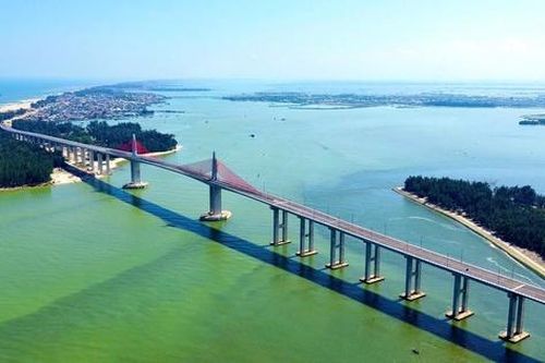 Toàn cảnh cầu vượt cửa biển dài nhất miền Trung