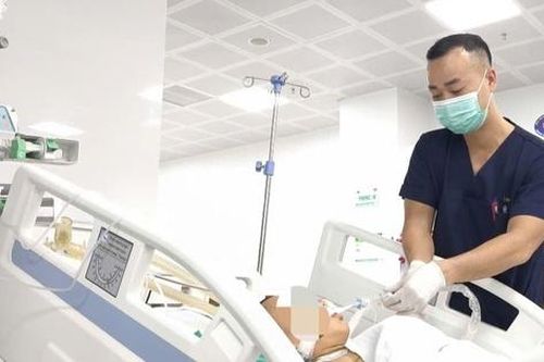 Cứu sống thiếu niên trượt chân xuống hồ sâu khi đi câu cá