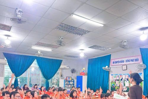 Khi học sinh tiểu học 'phải' đi học trường thuê