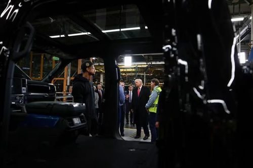 Ông Trump giơ 'ngón tay thối' trong chuyến thăm nhà máy Ford