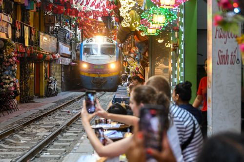 Đánh đổi gì nếu dừng chạy tàu qua phố cà phê đường tàu Hà Nội?