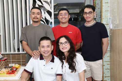 Tấn Beo đón tuổi 60 bên vợ con