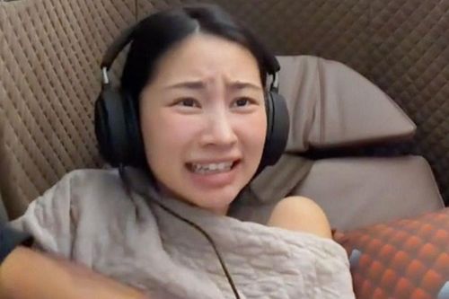 Cô gái la hét khi máy bay rung lắc do nhiễu động