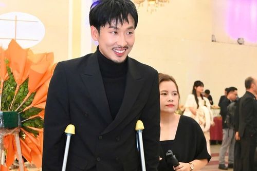 Tuấn Trần chống nạng lên thảm đỏ Cánh diều