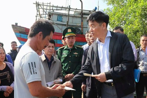 Lãnh đạo tỉnh Quảng Ngãi thăm hỏi, động viên ngư dân gặp nạn do cháy tàu cá