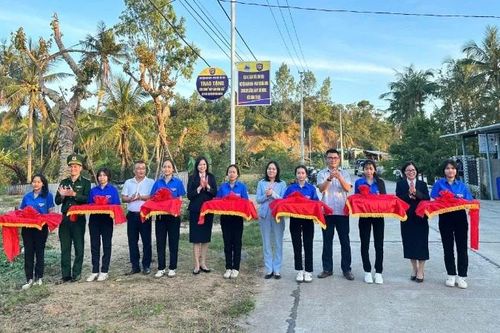 Đắk Lắk: Khánh thành công trình 'Thắp sáng vùng biên' tại phường Xuân Đài