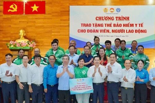 Thành phố Hồ Chí Minh tặng thẻ bảo hiểm y tế cho đoàn viên, người lao động