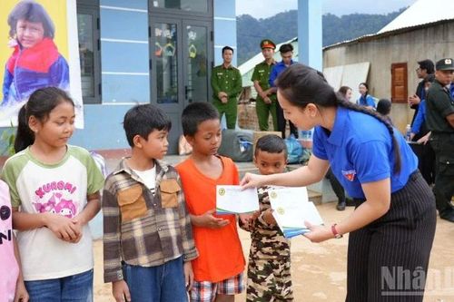 Mang mùa xuân yêu thương đến với đồng bào xã biên giới A Vương