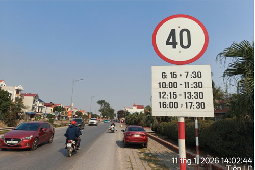 Biển báo bất cập chưa được dỡ bỏ