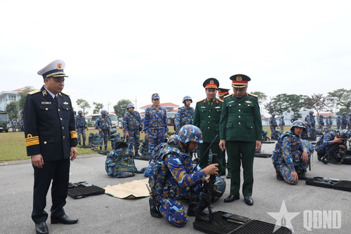 Thượng tướng Lê Quang Minh kiểm tra sẵn sàng chiến đấu tại Lữ đoàn Đặc công Hải quân 126