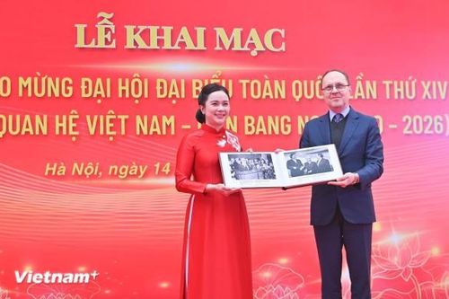 Tiếp nhận 30 ảnh tư liệu quý về Chủ tịch Hồ Chí Minh do Đại sứ quán Liên bang Nga trao tặng