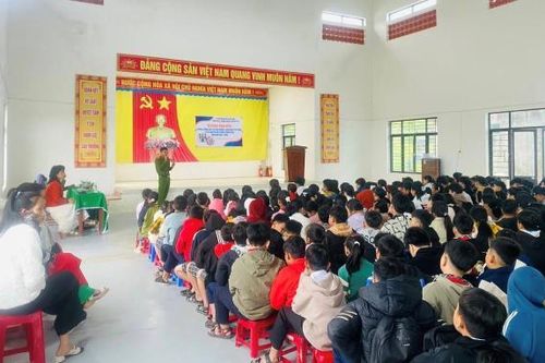 Tuyên truyền, trang bị kiến thức về pháp luật cho học sinh