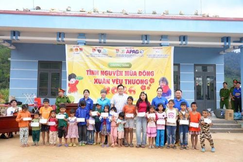 Mang 'Xuân yêu thương' đến với người dân vùng cao A Vương