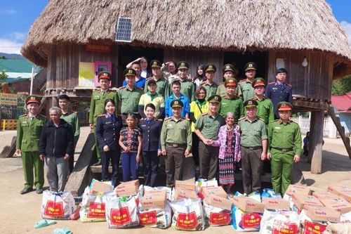 Công an thành phố Đà Nẵng tổ chức chương trình 'Đông ấm áp-Xuân yêu thương' tại xã biên giới Tây Giang