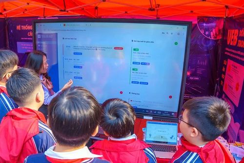 Trường Đại học Kinh tế chuyển giao hệ thống quản trị trường học số cho THCS Cầu Giấy