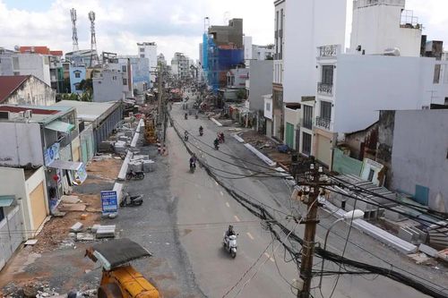 Vì sao chưa di dời được trụ điện nằm giữa đường Chu Văn An?