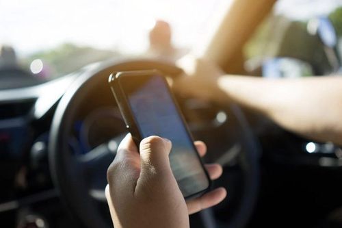 Florida siết luật, cầm điện thoại lái xe cũng bị phạt