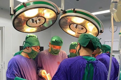 Cứu thanh niên 38 tuổi nguy kịch sau nhảy cầu Bãi Cháy